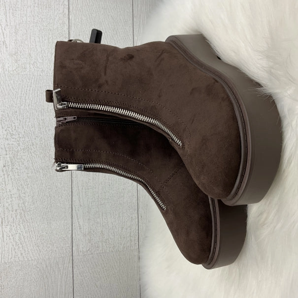 Boots Ankle Flats By Clothes Mentor In Brown, Size: 8
