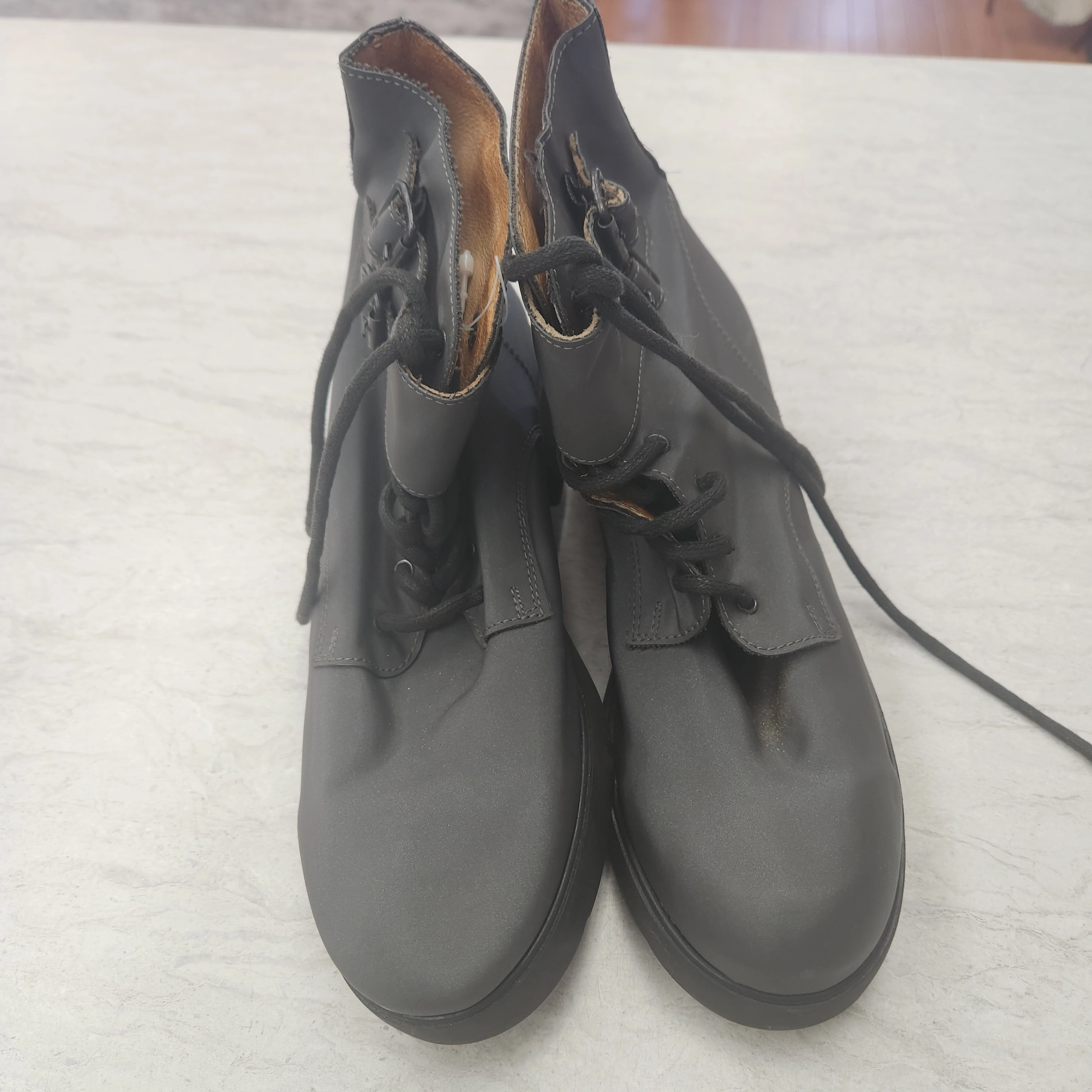 Boots Ankle Flats By Clothes Mentor In Grey, Size: 7.5