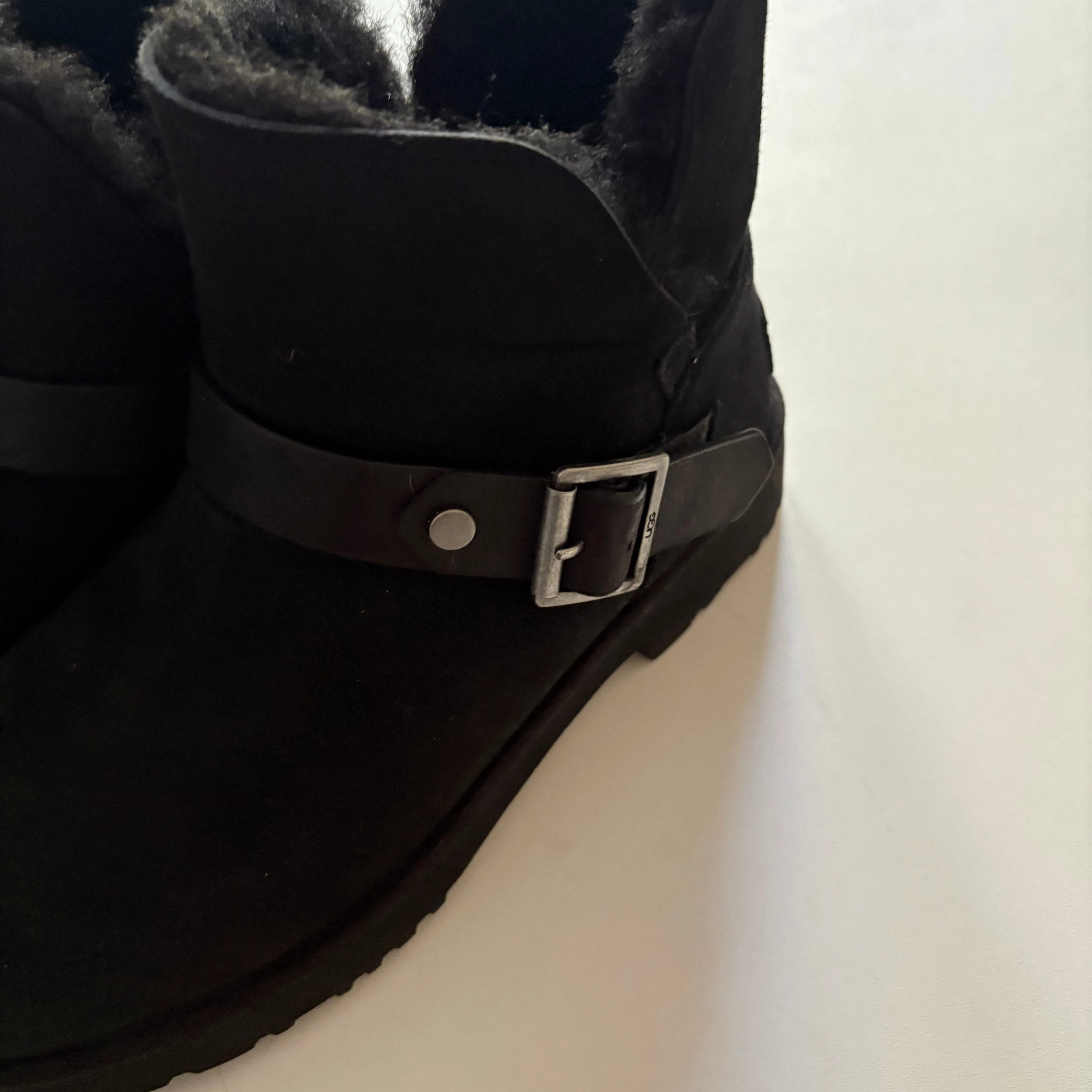 Boots Ankle Flats By Ugg In Black, Size: 5