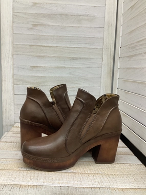 Boots Ankle Heels By Korks In Brown, Size: 7.5