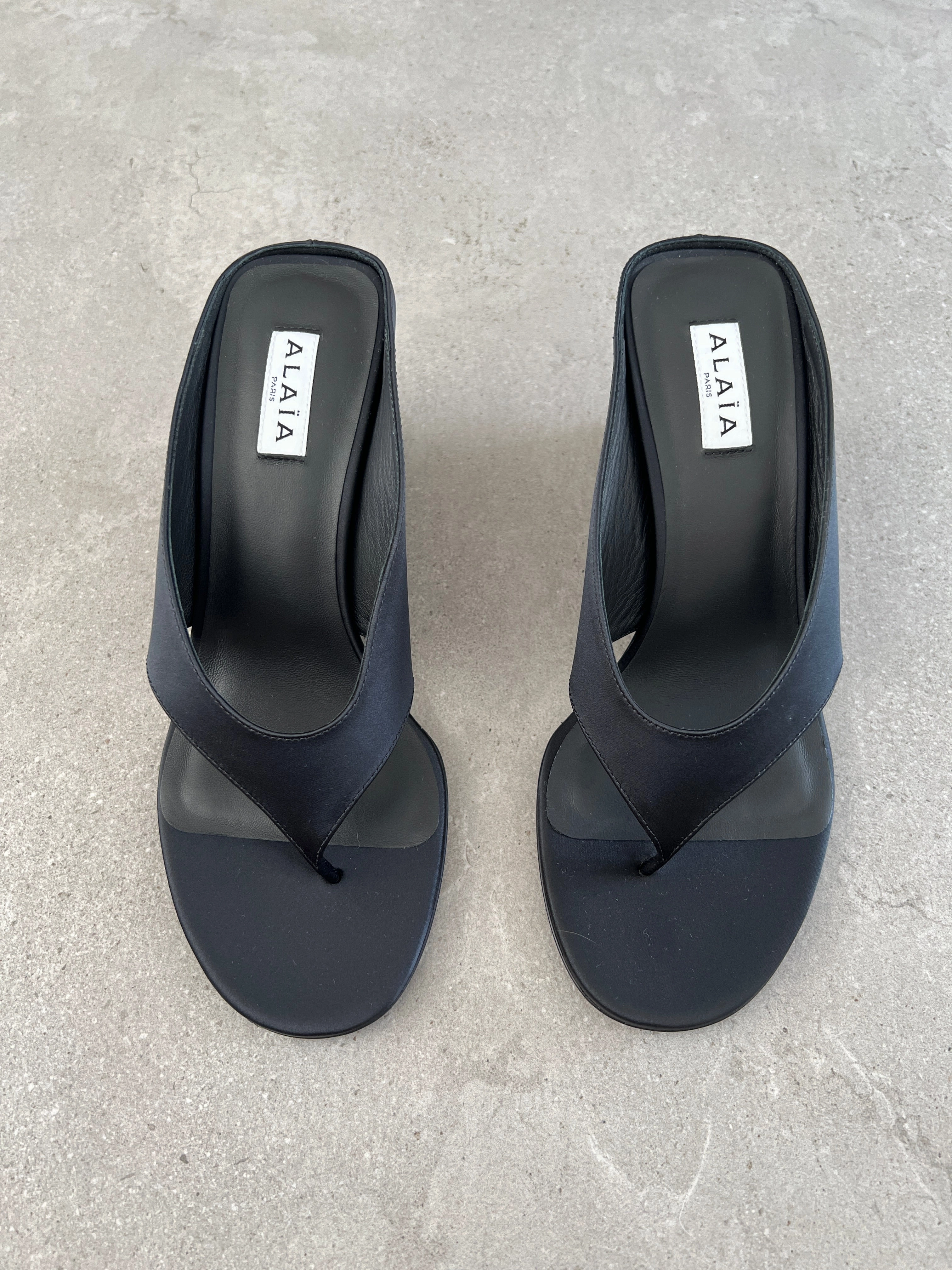 Cube 75 Thong Wedge Satin, Black