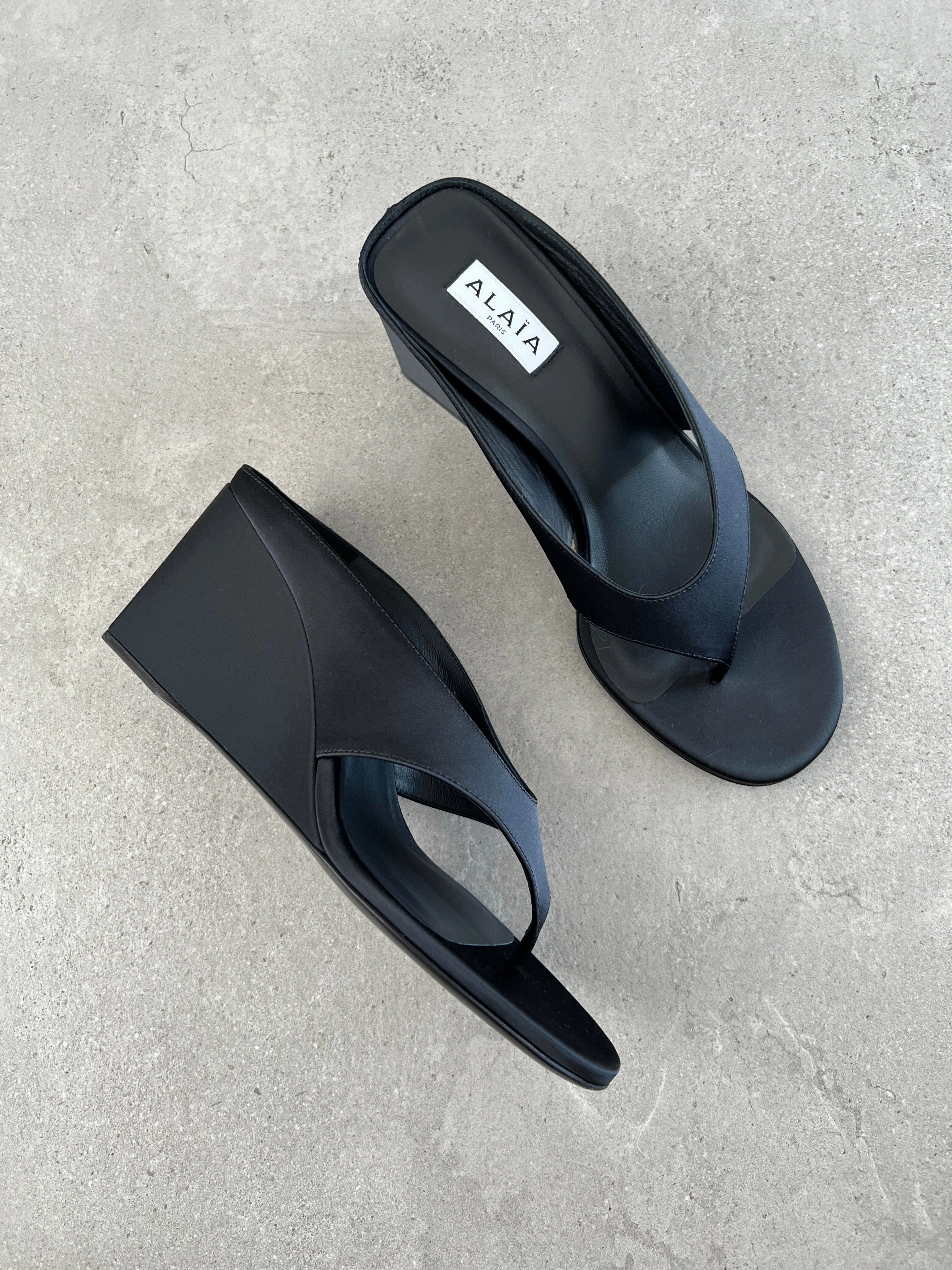 Cube 75 Thong Wedge Satin, Black