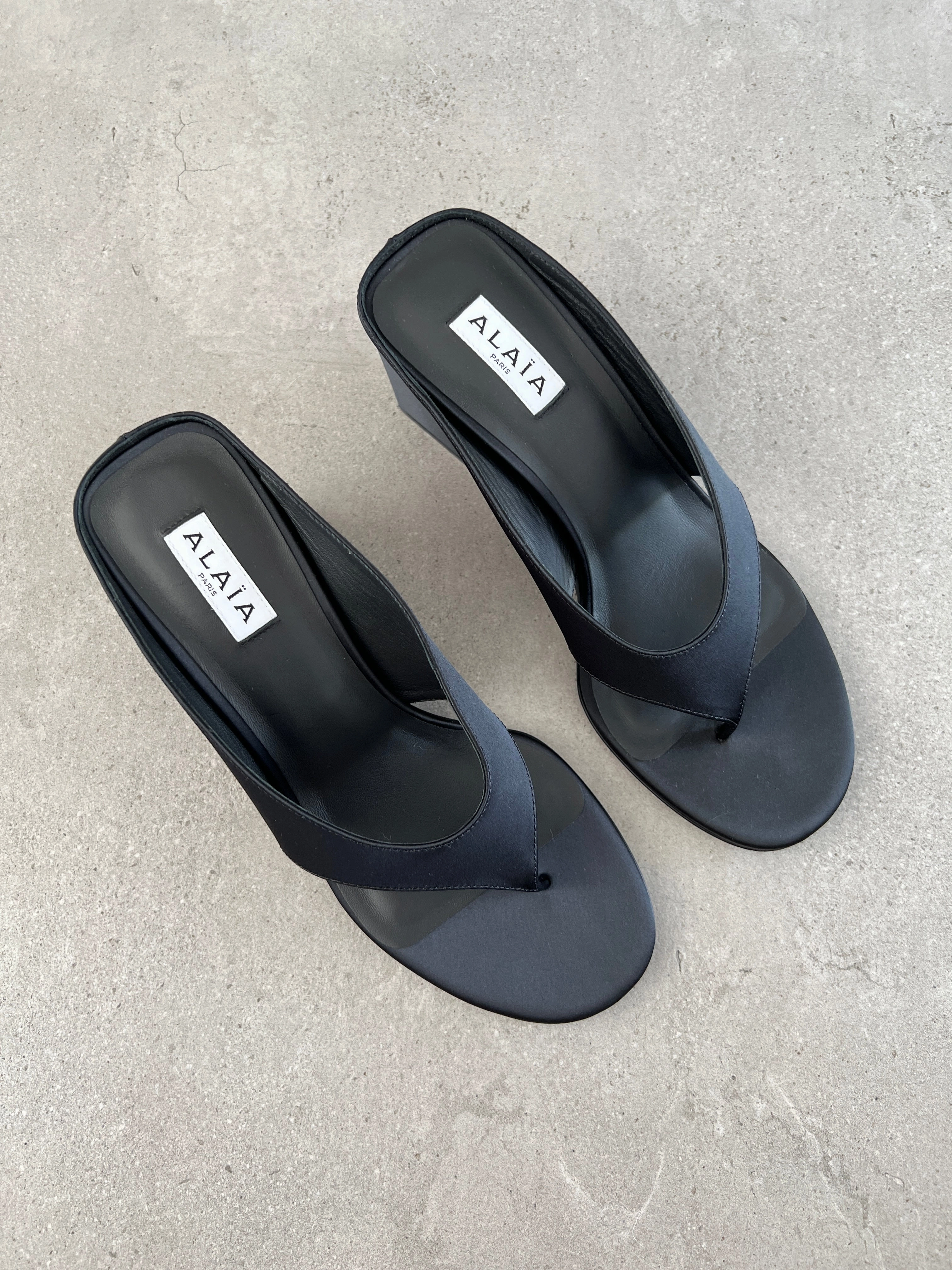 Cube 75 Thong Wedge Satin, Black