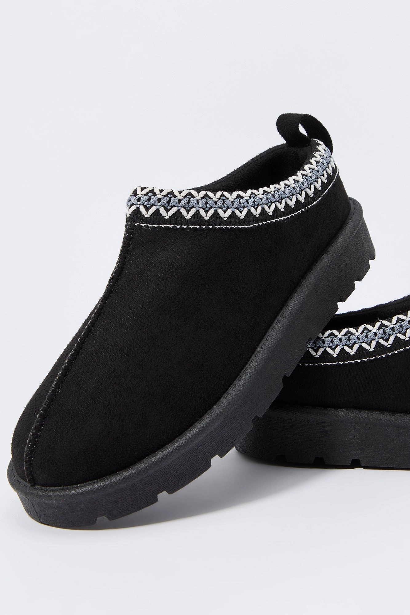 Pantoufles bottillons en similisuède avec motif brodé